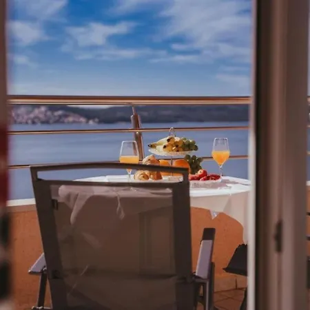 Lovely 1-bedroom W/ Seaview + Free Parking *