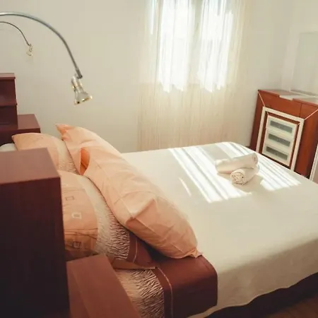 Lovely 1-bedroom W/ Seaview + Free Parking *