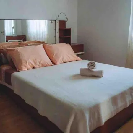 Lovely 1-bedroom W/ Seaview + Free Parking Trogir