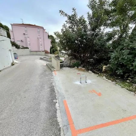 Lovely 1-bedroom W/ Seaview + Free Parking *