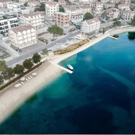 Lovely 1-bedroom W/ Seaview + Free Parking Apartment